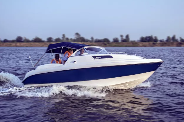 9 - Neman-550 с каютой 