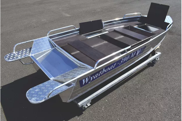 4 - Wyatboat-390 M 